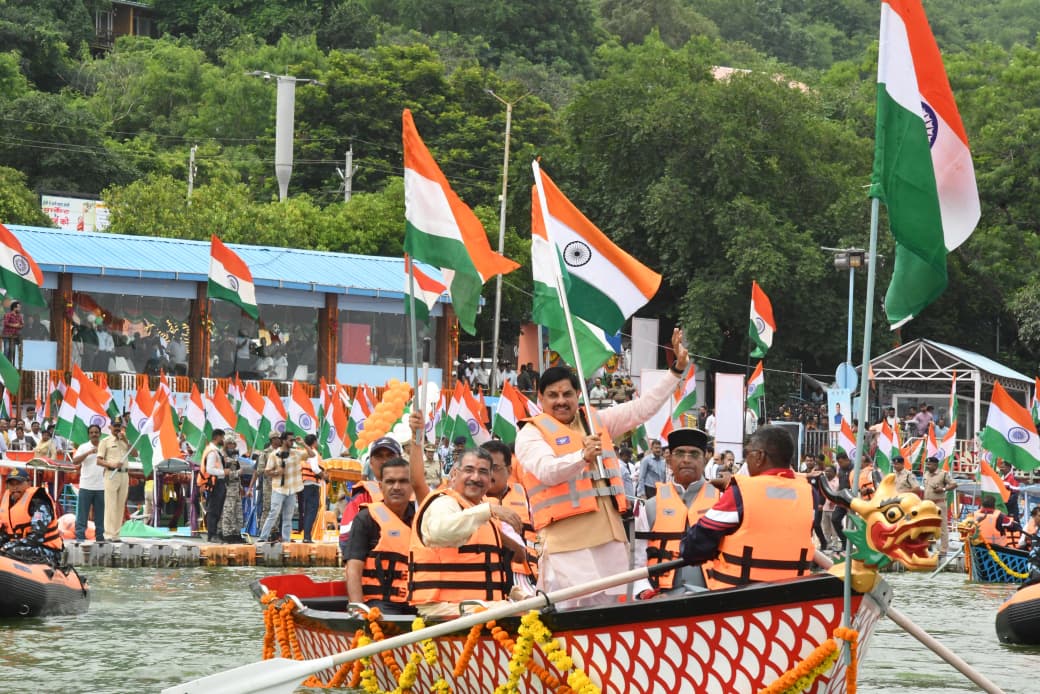 बड़े तालाब की लहरों पर मुख्यमंत्री ने लहराया तिरंगा - सीएम की अगुवाई में निकली तिरंगा यात्रा 1 1755154922 WhatsApp Image 2025 08 14 at 12.12.36